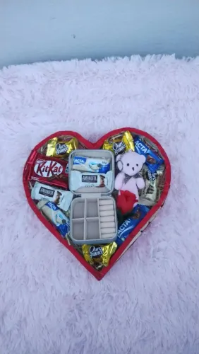 Cesta de chocolate coração de lixo 
