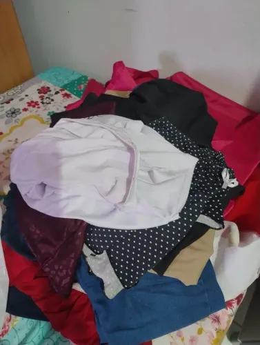 Vendo por 100 roupas novas e semi novas 15 peças pra brechó leiam 