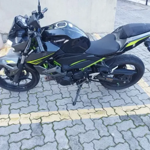 Moto Kawasaki Z400 Preto e verde