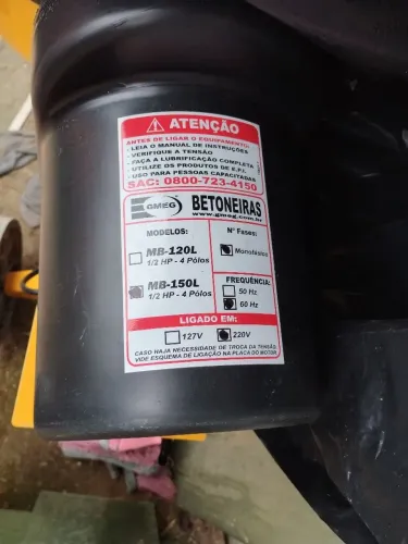 Betoneira Motomil e Martelete Bosch com broca para concreto.