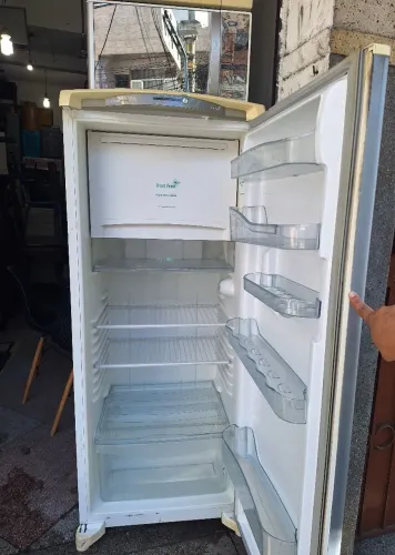 Geladeira consul em bom estado e funcionando.