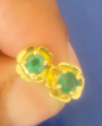 Brinco ouro 18k com esmeralda