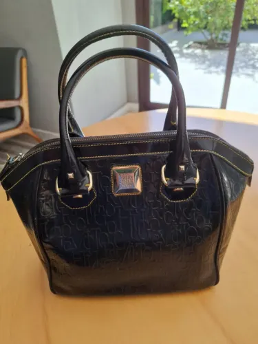 Bolsa Victor Hugo de vinil preta