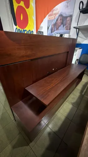 Painel com rack madeira