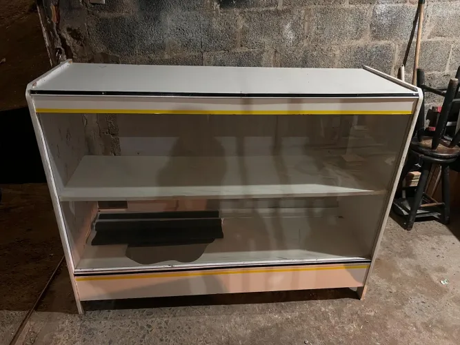 Balcão em mdf c/ 2 porta vidro