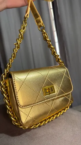 Bolsa feminina pequena tiracolo com corrente dourada alça transversal