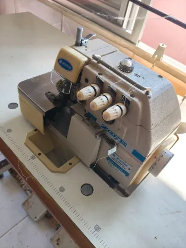 Máquina overloque 