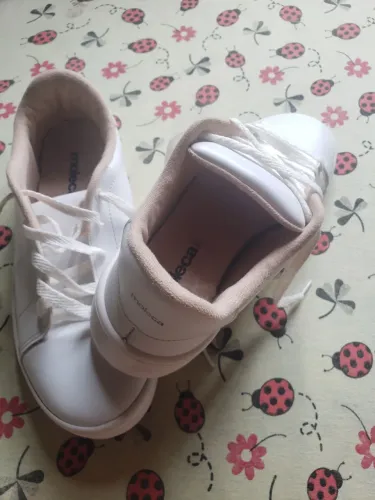Tênis branco moleca número 37  R$ 80