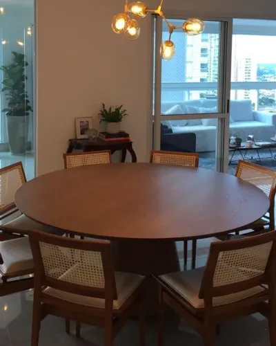 Mesa de jantar redonda sem cadeiras