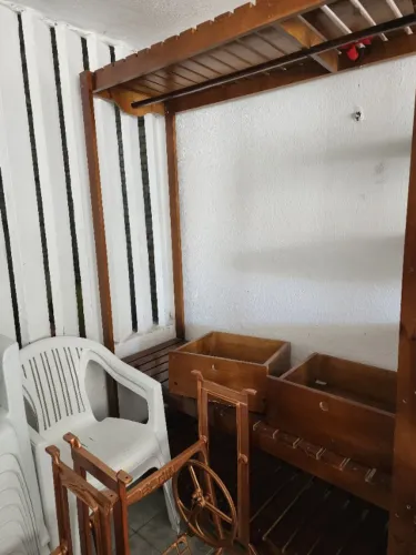 Guarda roupa aberto, tipo arara