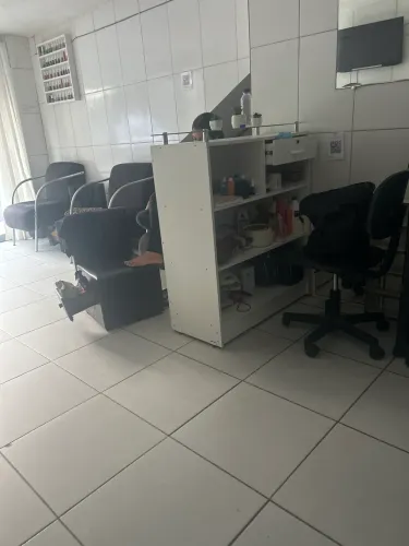 ? Procura-se Manicure e Pedicure