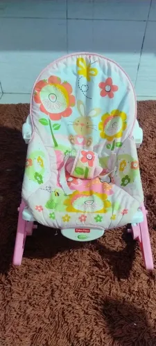 Cadeira de bebê toda boa vibração e toca música