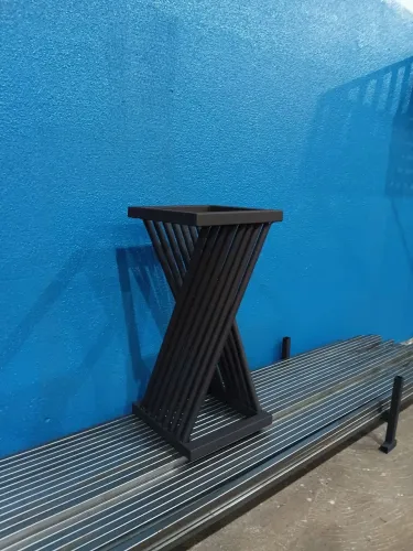 Banquetas e mesas de centro qualquer modelo.