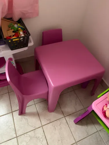 Mesa e cadeiras infantil rosa