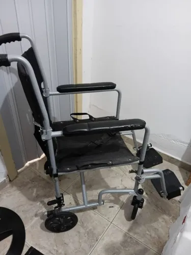 Cadeira de rodas e cadeira sanitária