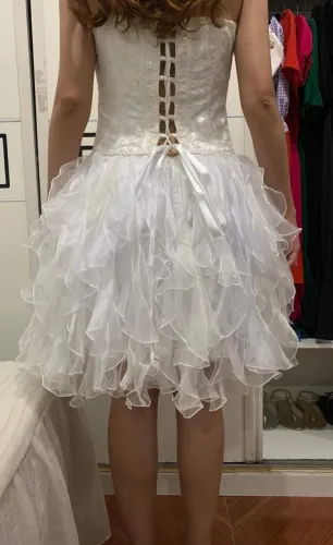 Vestido de Festa Branco Curto - Tomara que Caia com Corpete Bordado e Saia em Camadas