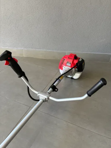 R$ 780,00 Roçadeira toyama NOVA + acessórios TBc43X