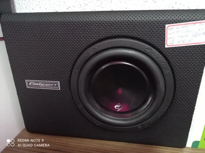 Caixa amplificada Falcon com Sub de 8" 200rms instalada no seu carro