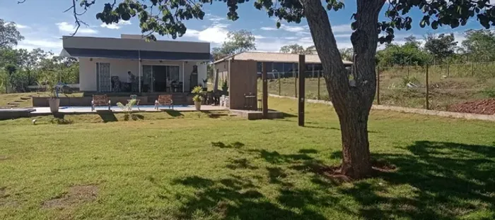 Sitio 1.000m² condomínio fechado, casa, piscina, sauna, banheiro com vestiário.