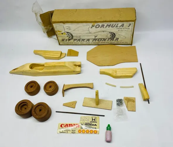 Antigo kit modelismo carro de formula 1 fabricado em madeira.