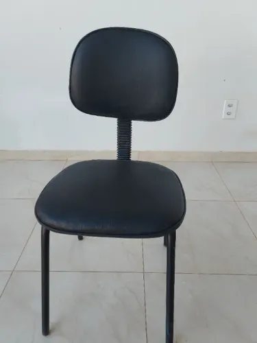 Cadeira de escritório Secretária em base palito fixa preta com estofado de tecido