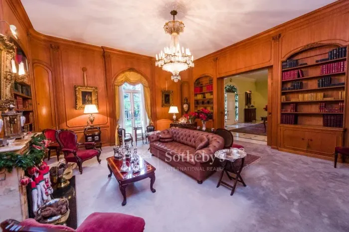 Casa cercada de verde no Morumbi