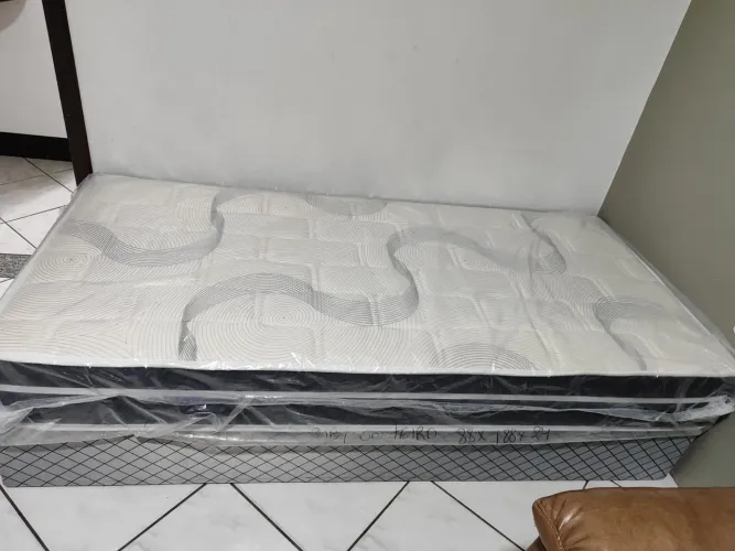 Vendo cama box nova com base  