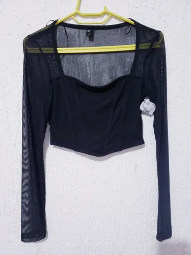 Blusa de renda preta cropped tamanho P