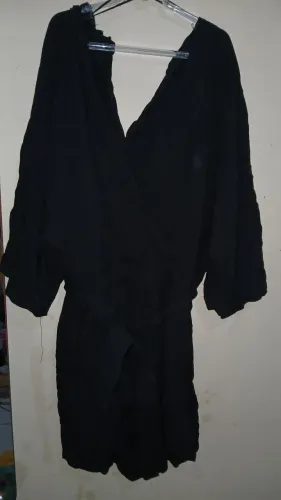 Macacão preto com manga 3/4
