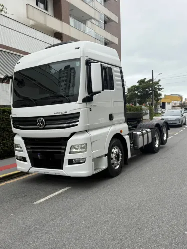 Meteor 28.480 - 6x2 - 2023 - top !! Rodas alumínio- revisado na volks - cautelar aprovado
