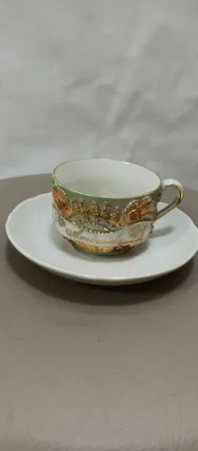 Xícara de Chá Antiga Decorada com Detalhes Dourados