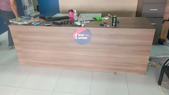Mesa de escritório com design moderno