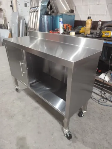 Balcão feito em aço inox com prateleiras e porta de correr
