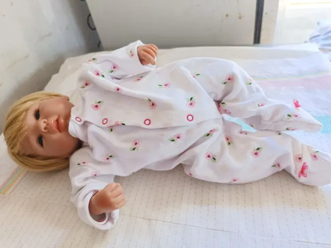 Boneca Reborn Linda com Roupa de Bebê