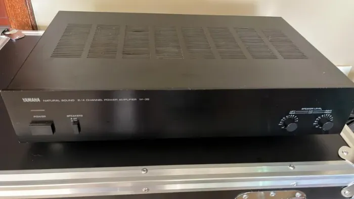 Amplificador Yamaha M-35. Power Amp Yamaha M-35. Potência Yamaha M-35.