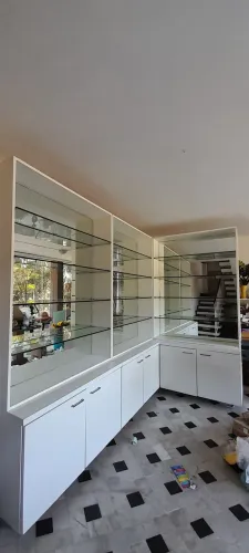 Estante com Vidro e Espelho - Organização e Elegância