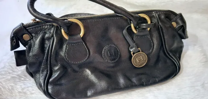 Bolsa de mão preta em couro Portifolio com detalhes em dourado 