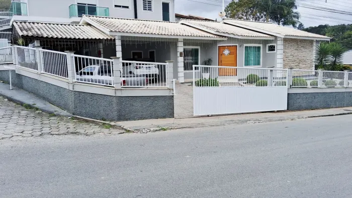 Excelente casa bem localizada em Santo Amaro da Imperatriz-SC