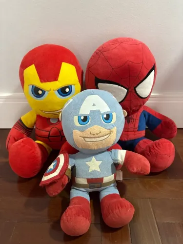 Pelúcias Marvel Grandes- Homem Aranha, Homem de Ferro e Capitão América 
