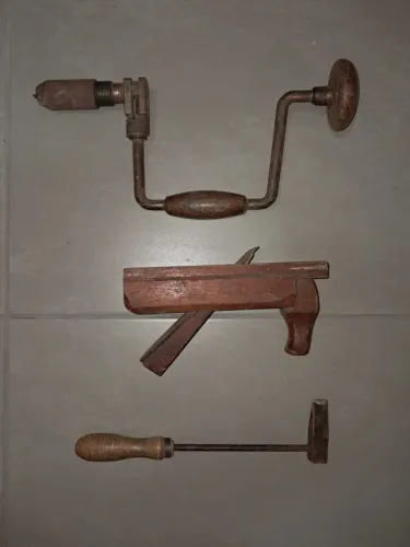 Ferramentas antigas: furadeira manual, martelo e formão