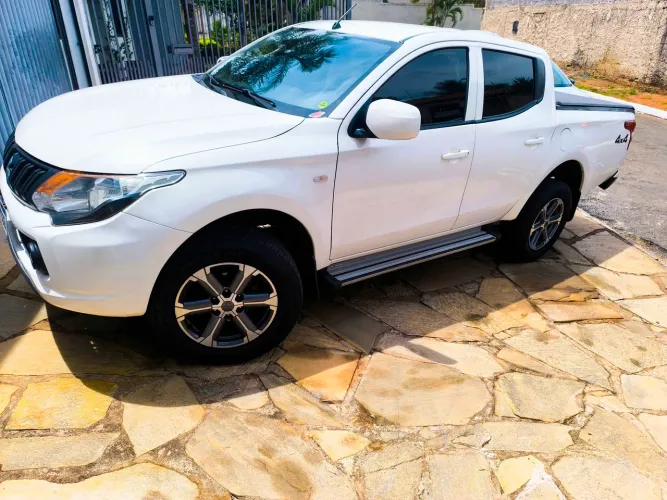 Mitsubishi L200 Triton Sport GLS 2.4 CD Diesel Mec. 2019