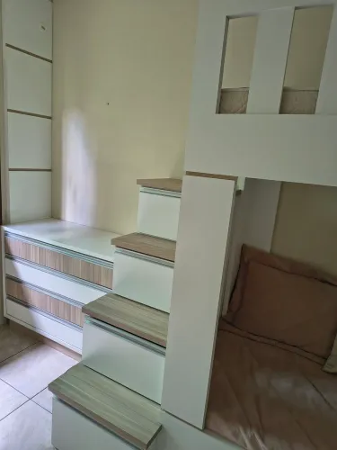 Beliche com escada gaveteiro e comoda