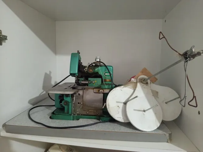 Máquina de costura overloque semi industrial 