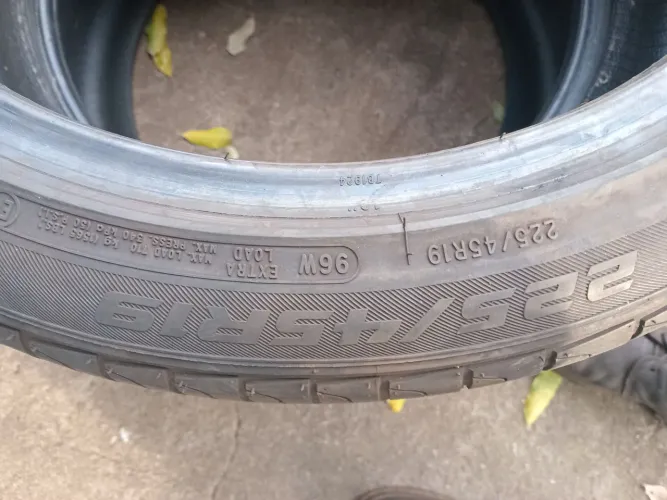 Pneus 225/45R19 - Qualidade e Desempenho