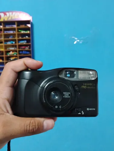 Camera analógica yashica MG motor leia a descrição do anúncio.