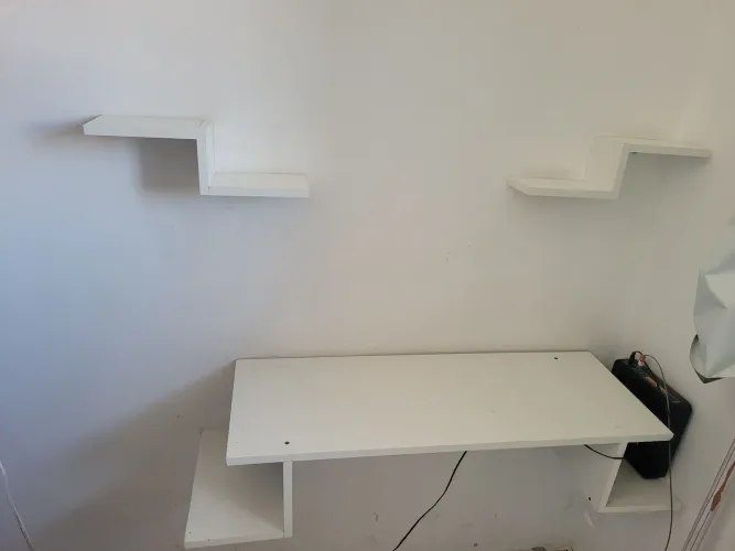 Escrivaninha Suspensa Branca com Prateleiras