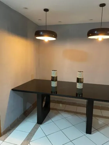 Mesa retangular de madeira com tampão de vidro.