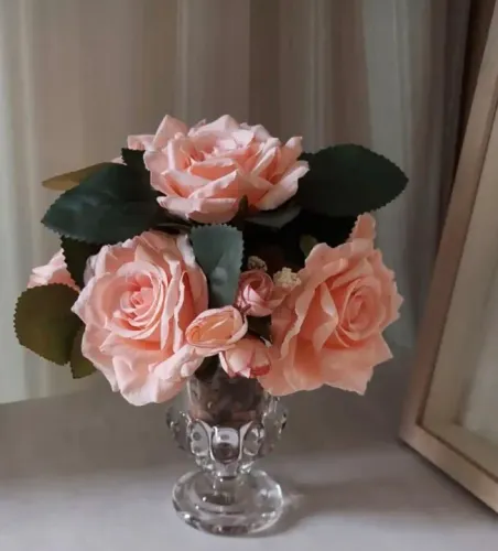 Lindo vaso com flores artificiais