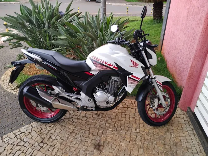 Honda cb Twister 250 cc 22/23 único dono