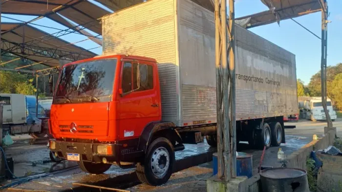 Caminhão baú Mercedes 1214